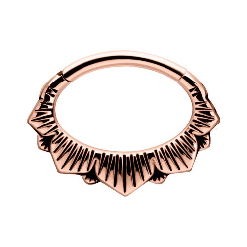 Roségoldener Hinged Floral Clicker auf weißem Hintergrund