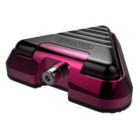 Dreieckiger Fußschalter aus Aluminium, pink und schwarz, auf weißem Hintergrund
