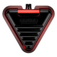 Rot-schwarzer Delta Footswitch Ruby aus Aluminium auf neutralem Hintergrund