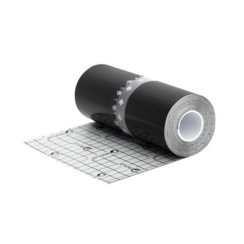 Schwarzer Dermalize® Pro Roll Folienverband, teilweise abgerollt auf weißem Hintergrund