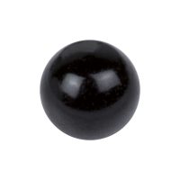 Schwarze Acrylkugel, glatt, reflektierend auf weißem Hintergrund