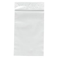 Klarer Druckverschlussbeutel 100x150mm auf weißem Hintergrund