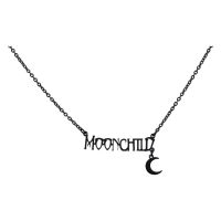 Schwarze Kette mit Schriftzug 'Moonchild' und kleinem Mondanhänger auf weißem Hintergrund