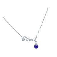 Silberne Kette mit Pisces-Anhänger und blauem Kristall auf weißem Hintergrund