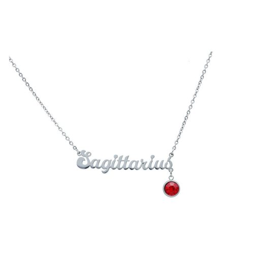Silberne Sagittarius Kette mit rotem Kristallanhänger auf weißem Hintergrund