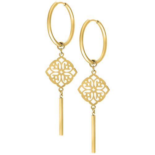 Zwei goldene Clover Hoops Ohrringe auf weißem Hintergrund