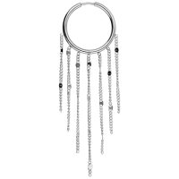 Silberne Tassle Hoops Ohrringe mit herabhängenden Ketten auf weißem Hintergrund