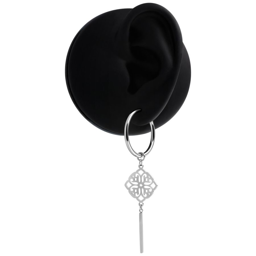 Silberne Clover Hoops Ohrringe an schwarzem Ohrmodell auf weißem Hintergrund