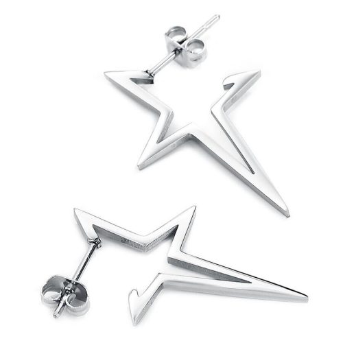 Zwei silberne Stern-Ohrstecker aus Chirurgenstahl auf weißem Hintergrund