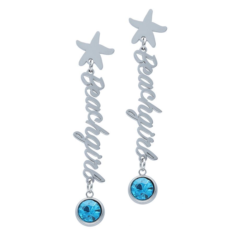 Silberne Ohrstecker mit Beachgirl-Schriftzug und aquamarinfarbenem Kristall auf weißem Hintergrund
