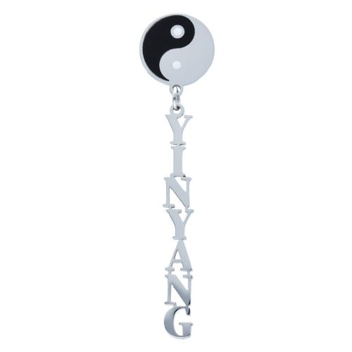 Silberne Yin Yang Ohrstecker mit Anhänger auf weißem Hintergrund