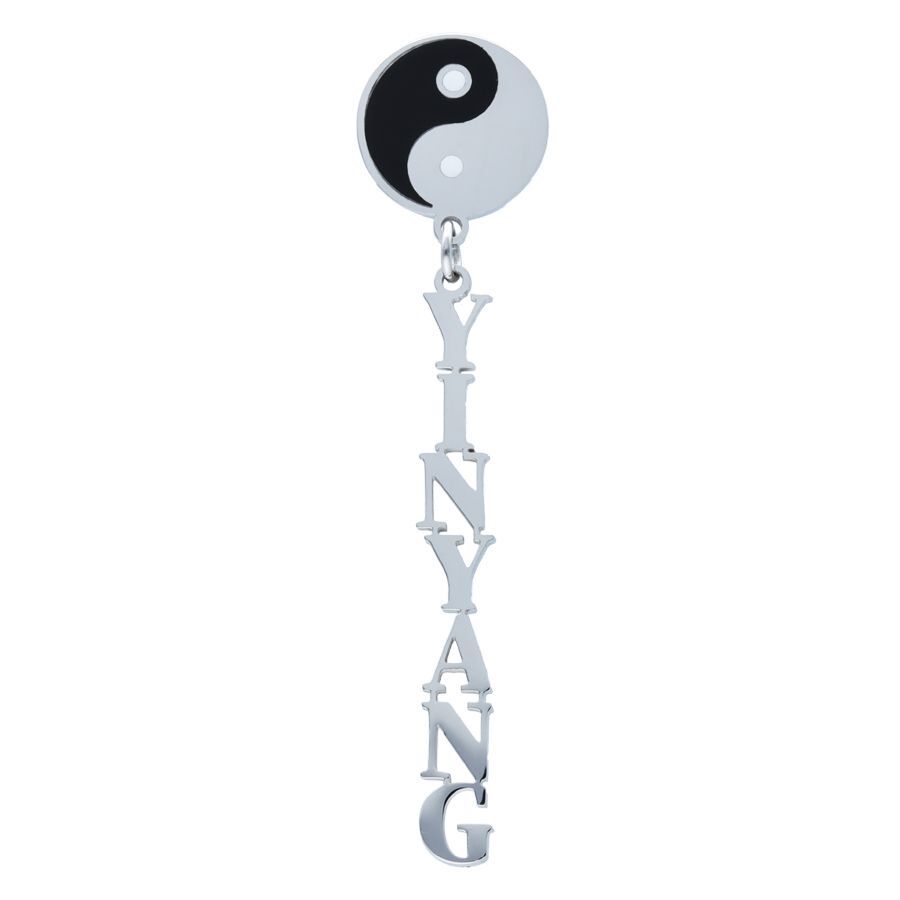 Silberne Yin Yang Ohrstecker mit Anhänger auf weißem Hintergrund