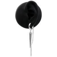 Silberne Dreiecks-Ohrstecker an schwarzem Ohrmodell mit Kette