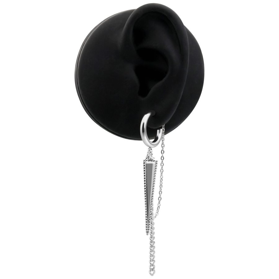 Silberne Dreiecks-Ohrstecker an schwarzem Ohrmodell mit Kette