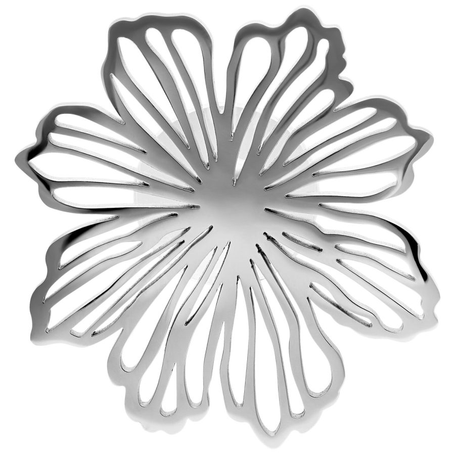 Silberne Blumen-Ohrstecker aus Edelstahl auf weißem Hintergrund