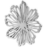 Silberne Blumen-Ohrstecker aus Edelstahl auf weißem Hintergrund