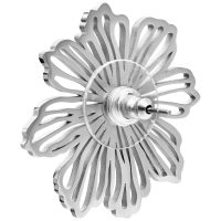 Silberner Blumen-Ohrstecker aus hochglanzpoliertem Edelstahl auf weißem Hintergrund