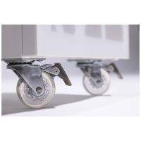 Nahaufnahme von transparenten Rollen eines Enbio Trolleys auf grauem Hintergrund
