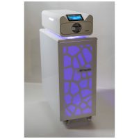 Weißer Enbio Trolley mit blauer LED-Beleuchtung, auf Rädern, Studiohintergrund