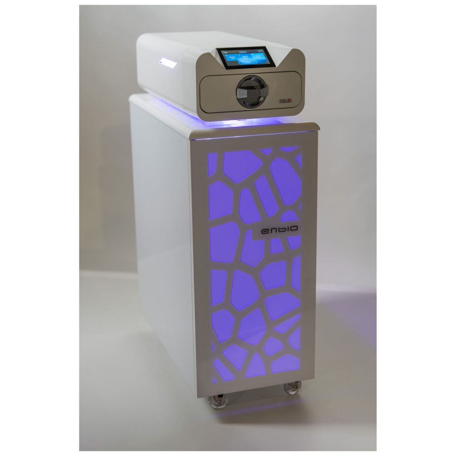 Weißer Enbio Trolley mit blauer LED-Beleuchtung, auf Rädern, Studiohintergrund