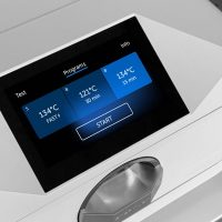 Nahaufnahme des Enbio Autoklav S mit blauem LCD-Display auf weißem Hintergrund