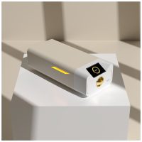 Weißer Enbio Autoklav S Beauty Edition auf weißem Tisch