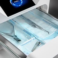 Enbio Autoklav Pro mit sterilisierten chirurgischen Instrumenten auf einem weißen Hintergrund