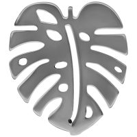 Hochglanzpolierter silberfarbener Monstera Ohrstecker aus Titan auf weißem Hintergrund