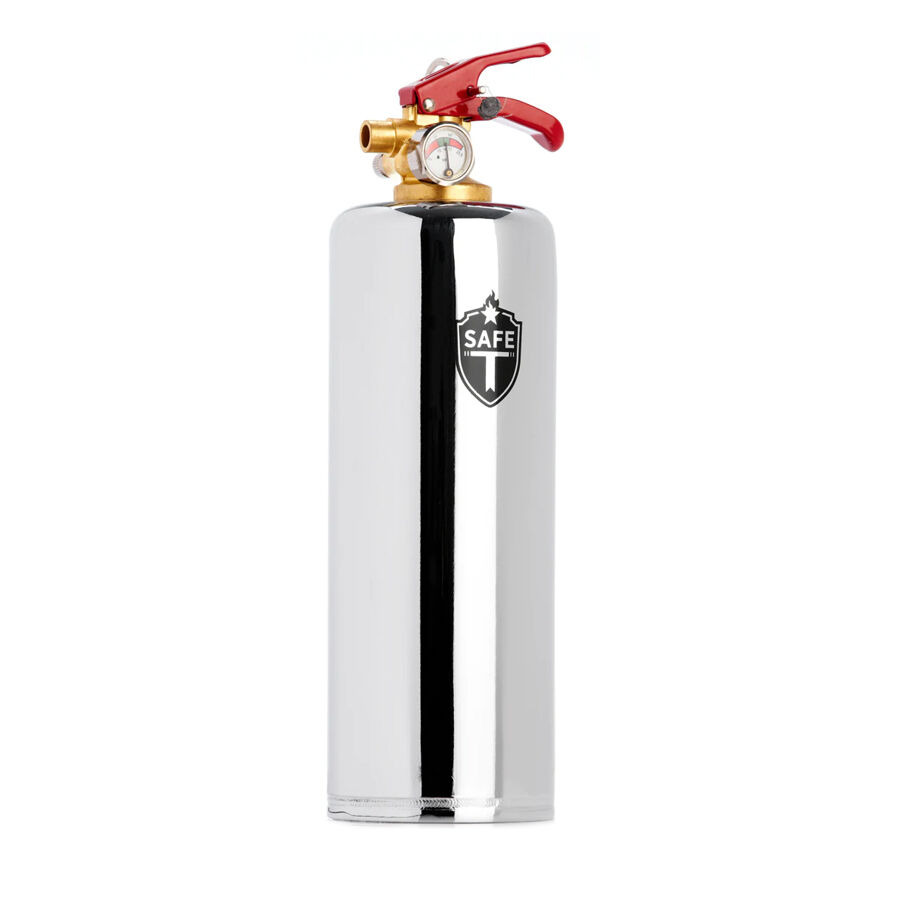 Chrome Feuerlöscher mit rotem Griff auf weißem Hintergrund