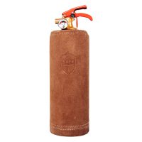 Brauner Nubuk-Feuerlöscher auf weißem Hintergrund, roter Griff, Manometer