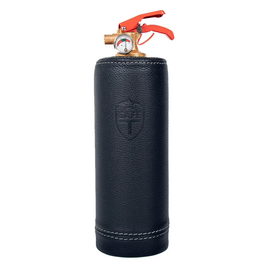 Schwarzer Feuerlöscher mit Nubuklederhülle auf weißem Hintergrund