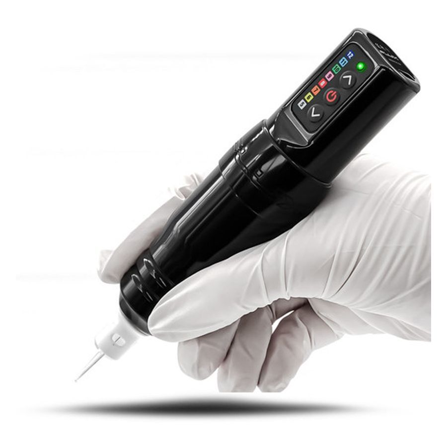 Schwarze FK Irons Microbeau Flux S Tattoomaschine in Hand, weiße Handschuhe
