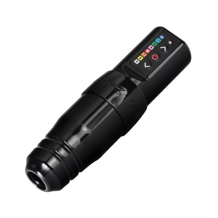 Schwarze FK Irons Microbeau Flux S Tattoomaschine auf weißem Hintergrund