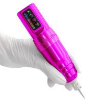 Leuchtend pinke Tattoomaschine FK Irons Microbeau Flux S auf weißem Hintergrund
