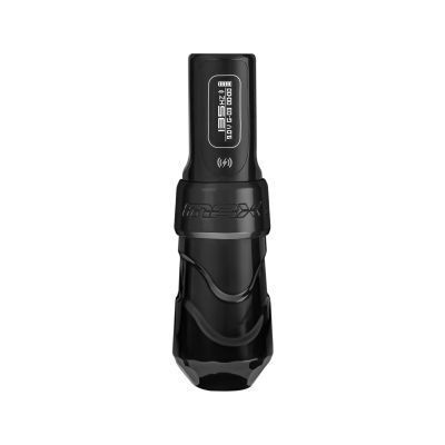 Schwarze FK Irons Max Tattoomaschine mit One Powerbolt auf weißem Hintergrund