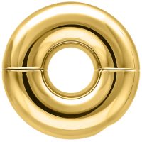 Runder, goldener Intimring aus Chirurgenstahl auf weißem Hintergrund