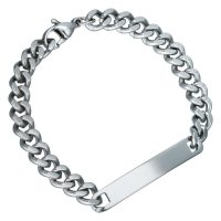 Silbernes gravierbares Armband aus Chirurgenstahl auf weißem Hintergrund