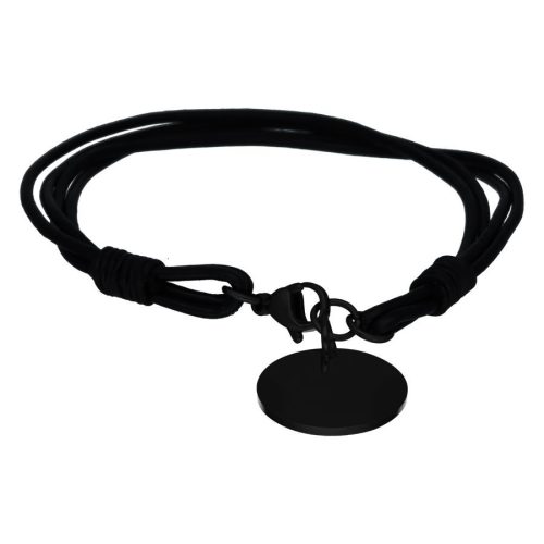 Schwarzes Armband mit rundem Anhänger auf weißem Hintergrund