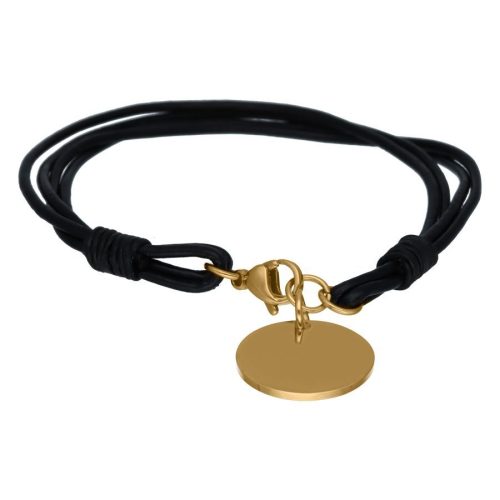Schwarzes Lederarmband mit rundem, goldfarbenem Anhänger auf weißem Hintergrund