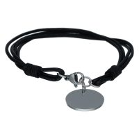 Schwarzes Lederarmband mit gravierbarer runder Silberplatte auf weißem Hintergrund