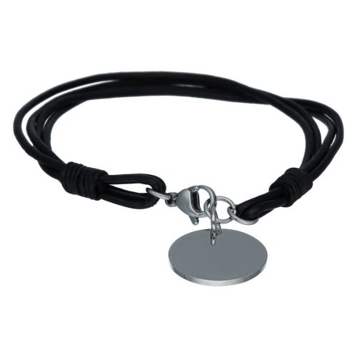Schwarzes Lederarmband mit gravierbarer runder Silberplatte auf weißem Hintergrund