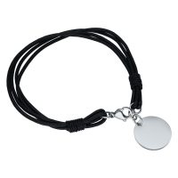 Schwarzes Armband mit gravierbarer silberner Plakette auf weißem Hintergrund