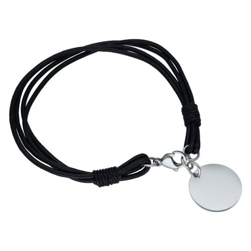 Schwarzes Armband mit gravierbarer silberner Plakette auf weißem Hintergrund