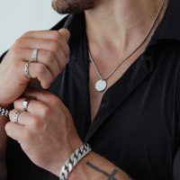 Unisex Kette aus Chirurgenstahl, getragen von einer Person in schwarzem Hemd