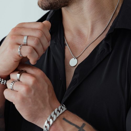 Unisex Kette aus Chirurgenstahl, getragen von einer Person in schwarzem Hemd