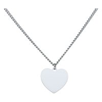 Silberne Kette mit gravierbarem Herzanhänger, neutraler Hintergrund