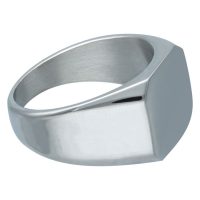 Silberner Ring aus Chirurgenstahl 316L auf weißem Hintergrund