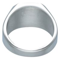 Silberner gravierbarer Ring aus Chirurgenstahl auf weißem Hintergrund