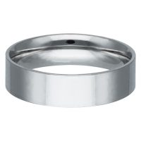 Silberner gravierbarer Basic Ring aus glänzendem Chirurgenstahl auf weißem Hintergrund
