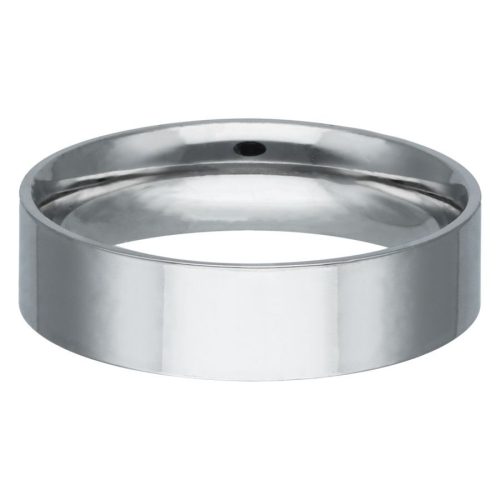 Silberner gravierbarer Basic Ring aus glänzendem Chirurgenstahl auf weißem Hintergrund